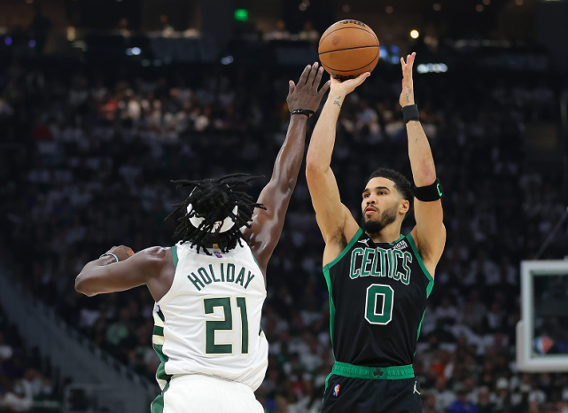 Milwaukee Bucks se desploma en cuarto de derrota ante Boston Celtics